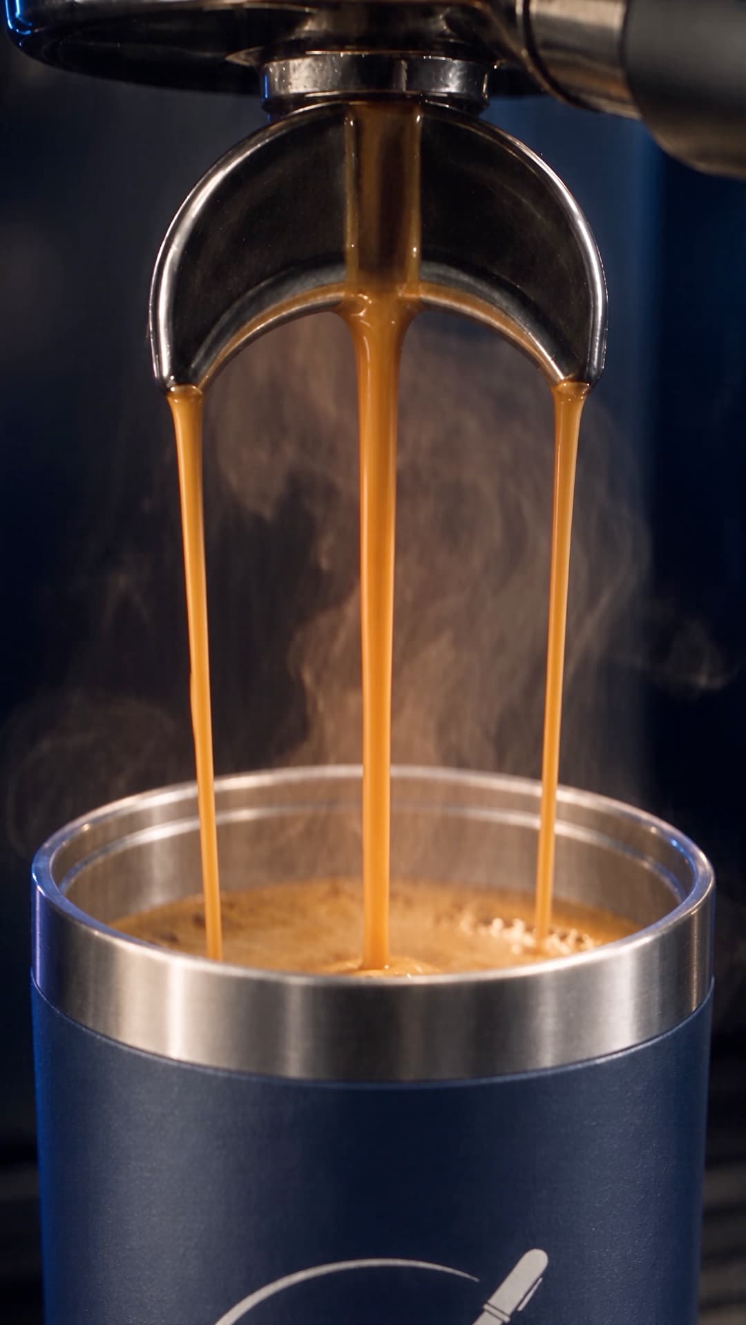 Espresso servido en un termo azul con el emblema de M&W